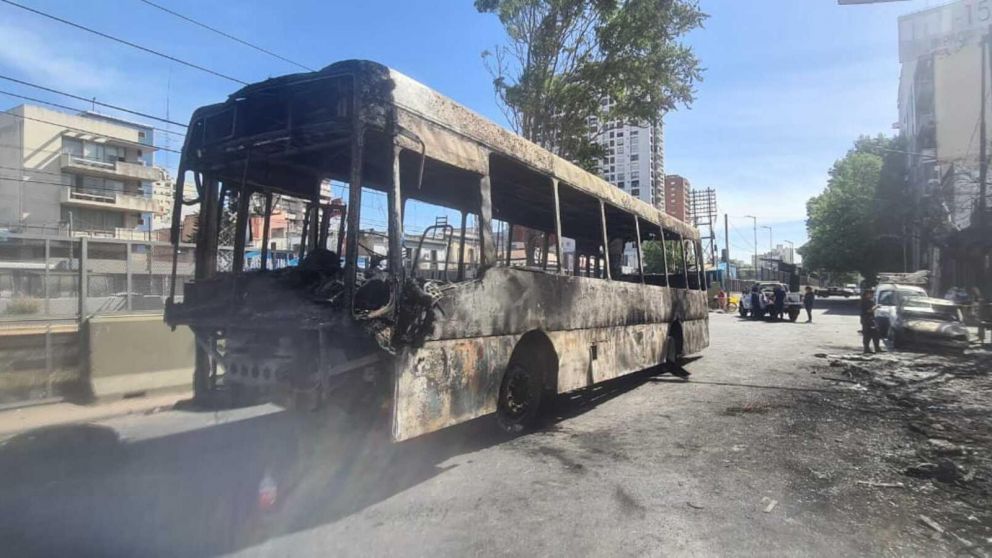 As� qued� el colectivo luego de incendiarse por chocar con un motociclista.