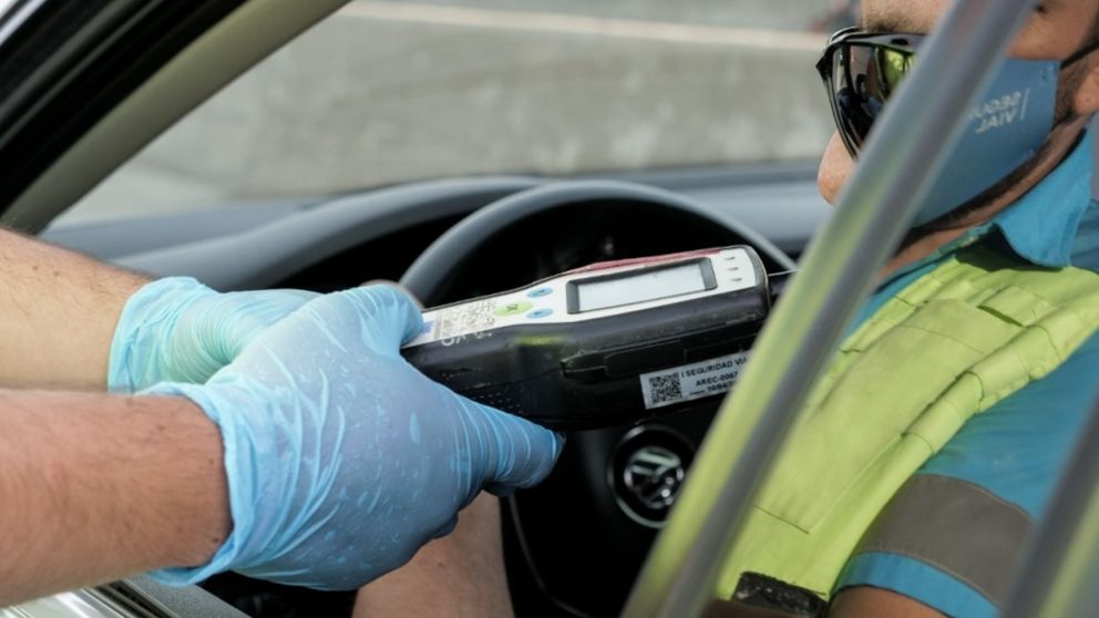 El proyecto que prohibe el consumo de alcohol al manejar se encamina a ser ley.