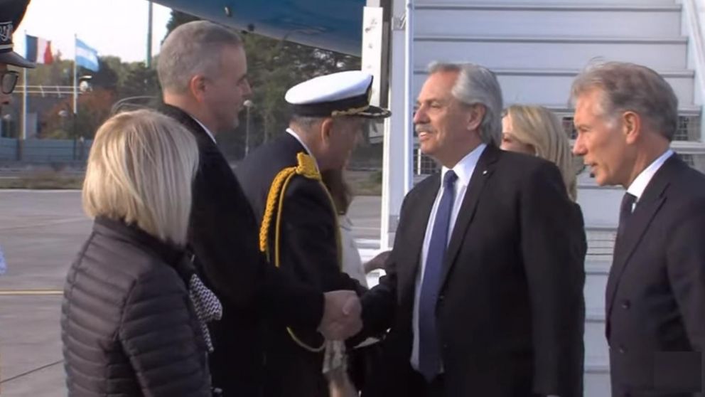 El presidente Alberto Fern�ndez al arribar este jueves a Par�s, Francia.