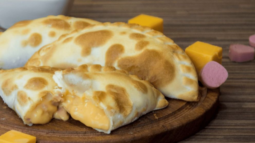 El paso a paso para hacer unas deliciosas empandas de queso cheddar y salchicha.