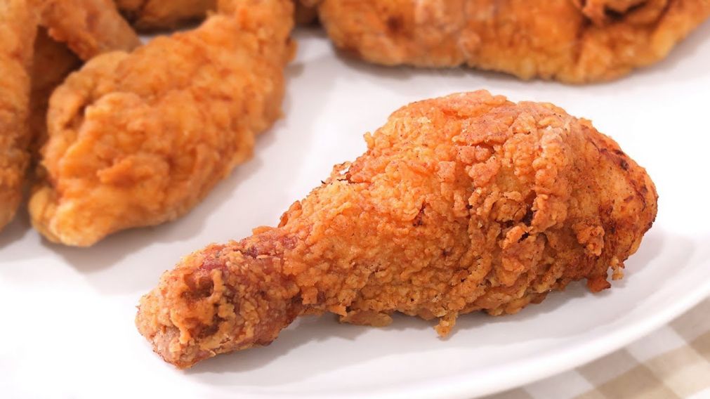 Hall� algo asqueroso en su pollo frito y denunci� al local en Facebook.