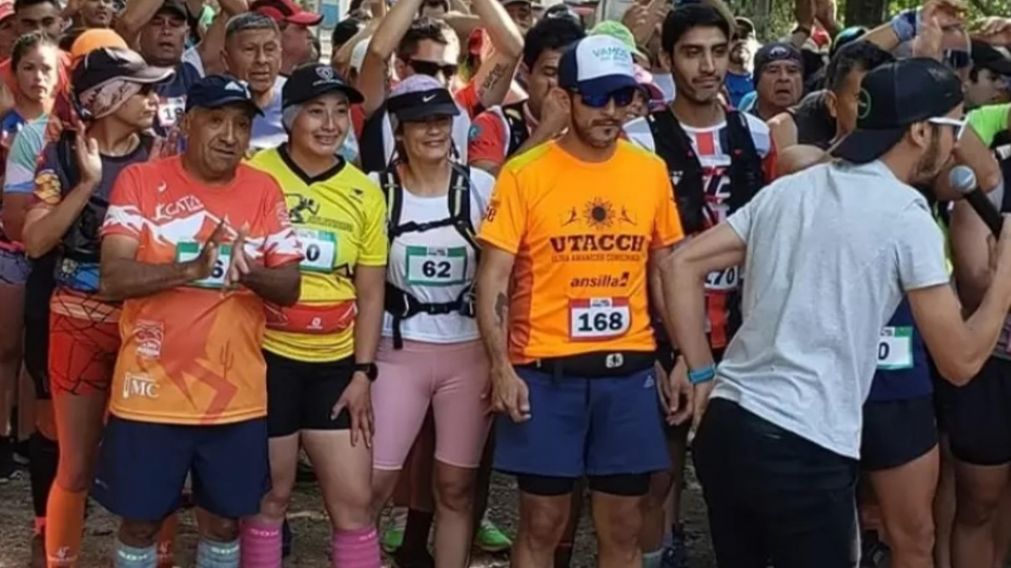 Felipe Lezana, a la izquierda y con remera anaranjada, aplaude poco antes de la largada (Gentileza La Union Digital).