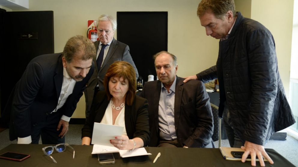Ritondo, Pinedo, Patricia Bullrich, Schiavoni y Diego Santilli definen el documento tras la reunión del PRO.