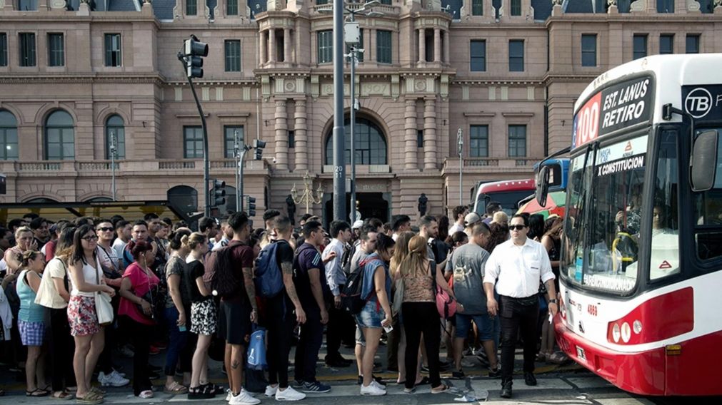 Los pasajeros hac�an largas filas en paradas de colectivos para hacer un recorrido alternativo al del tren (Archivo/T�lam).