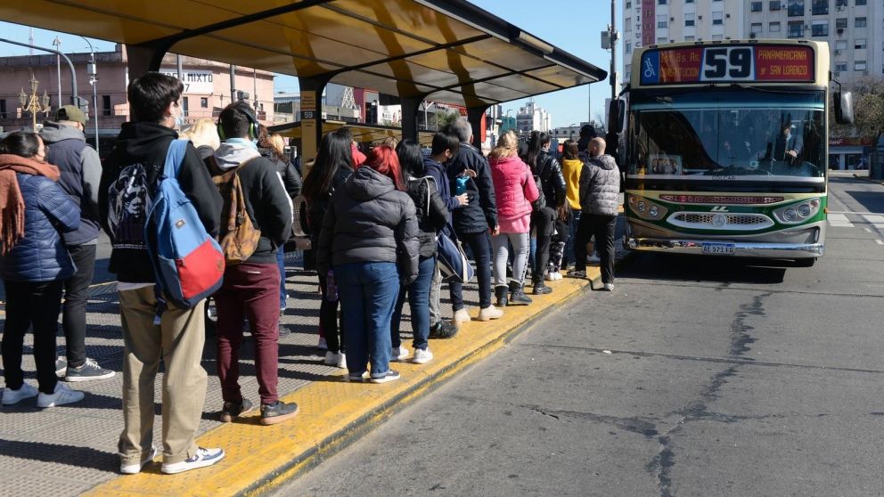 El Gobierno dictó conciliación obligatoria: habrá colectivos, pero no trenes.