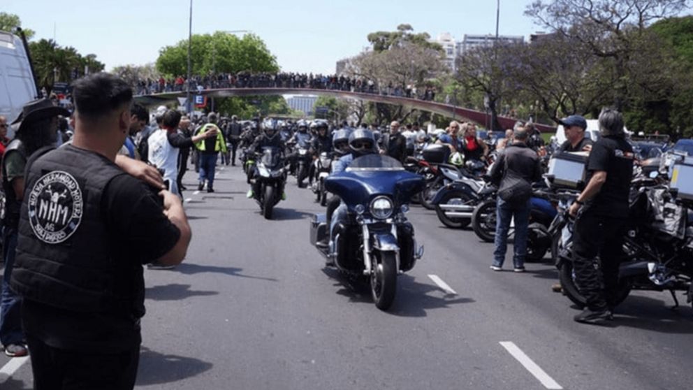 Masiva manifestación de motociclistas por el asesinato del empresario Andrés Blaquier.
