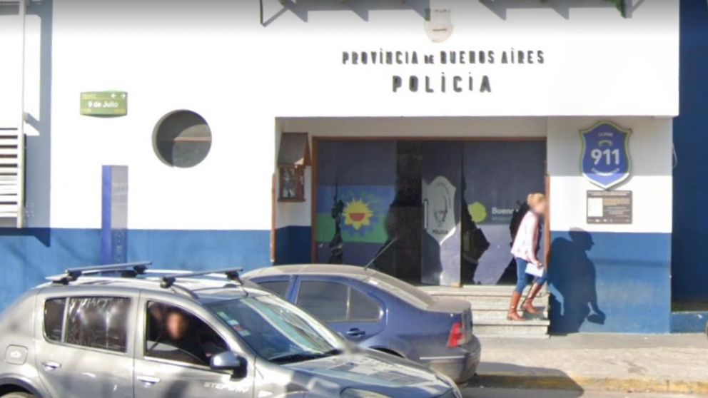 Los policías de esta seccional buscan a los autores del crimen.