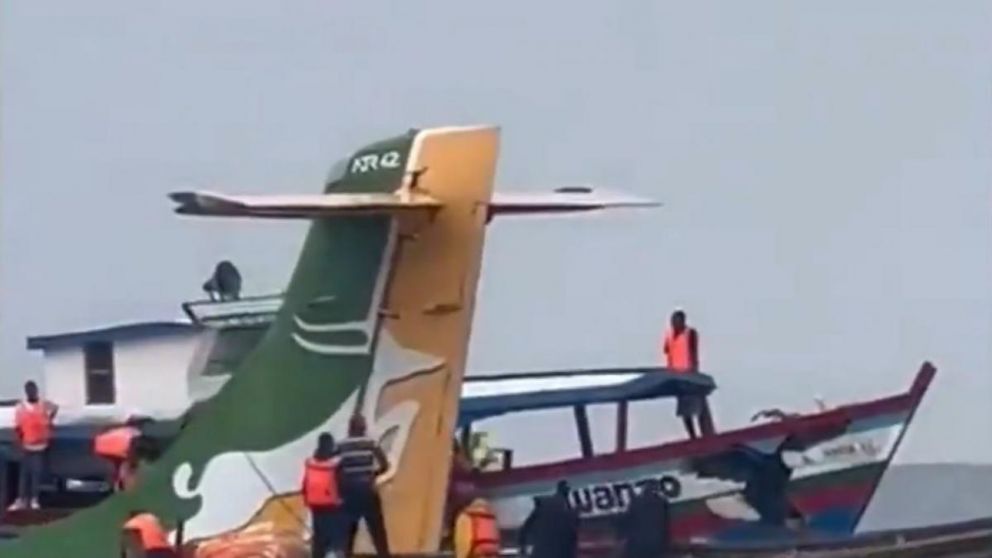 Rescatistas tratan de salvar a las personas que iban bordo del avión que cayó al lago.