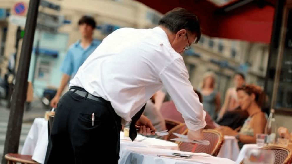 Un mozo conmocionó a todos en las redes sociales, tras tener un increíble gesto con un bebé.