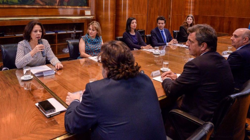 Sergio Massa, ministro de Economía, durante el encuentro en el que se firmó el contrato.