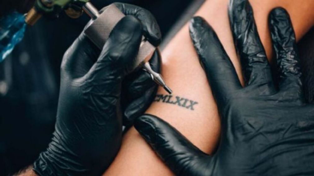 Una joven descubrió que le fueron infiel, pero no le importó y se tatuó a su pareja en la cara (Imagen Ilustrativa).
