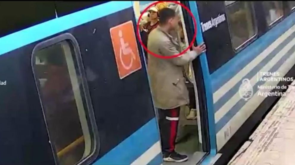 Un delincuente filmado al robar un celular casi terminó linchado.