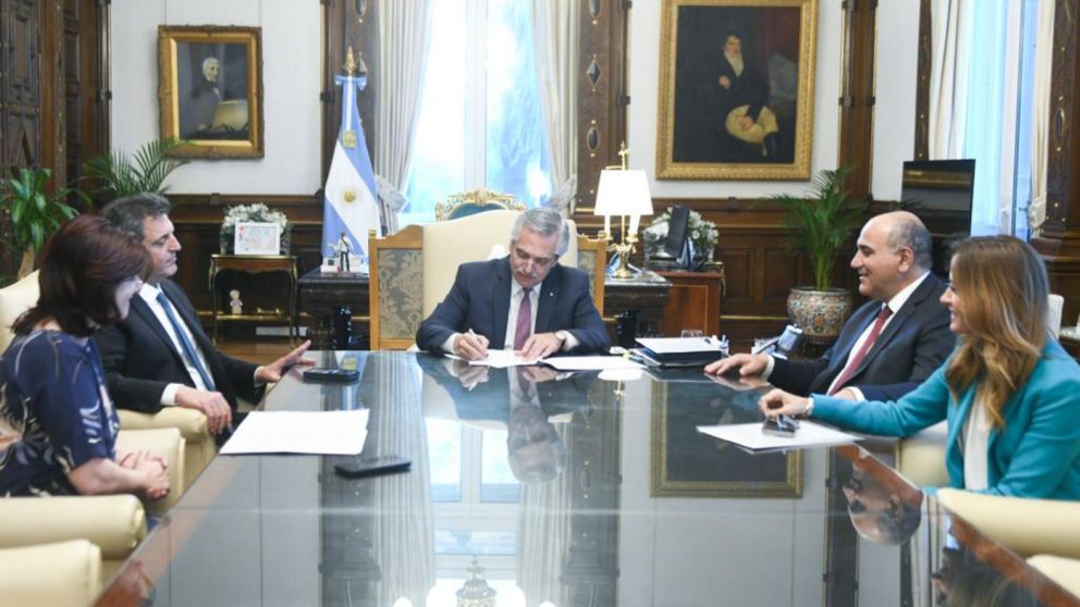 El Gobierno lanza un decreto para vincular planes sociales con empleo genuino.