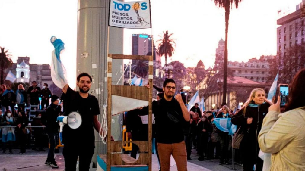 Una de las manifestaciones en las cuales Revoluci�n Federal se hizo conocida por la portaci�n de guillotinas simb�licas.