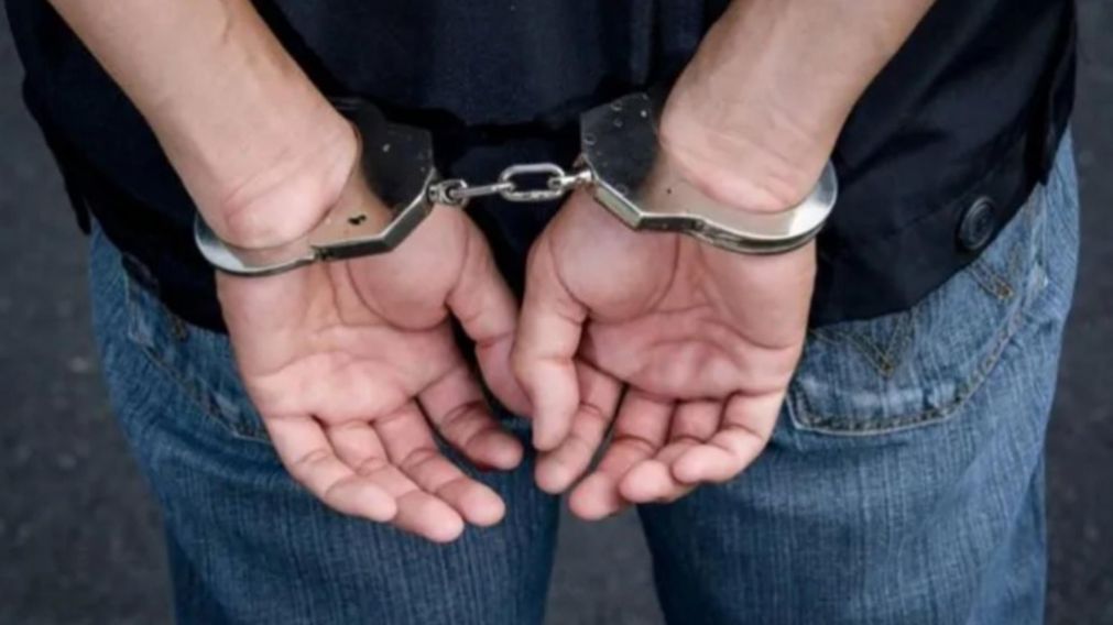 Los funcionarios policiales arrestaron preventivamente al sospechoso.