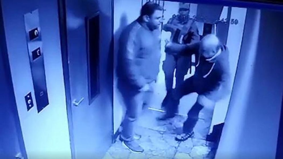 El ataque fue registrado por una cámara de seguridad interna del edificio (Télam).