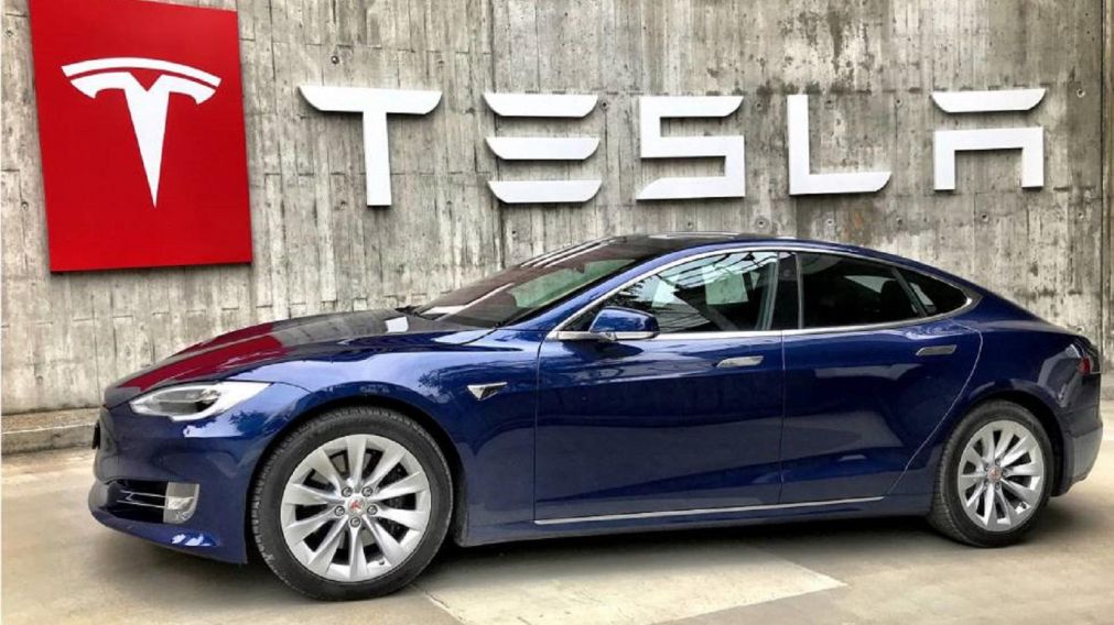 Tesla ofrece sueldos de U$S 100.000 anuales e importantes beneficios.