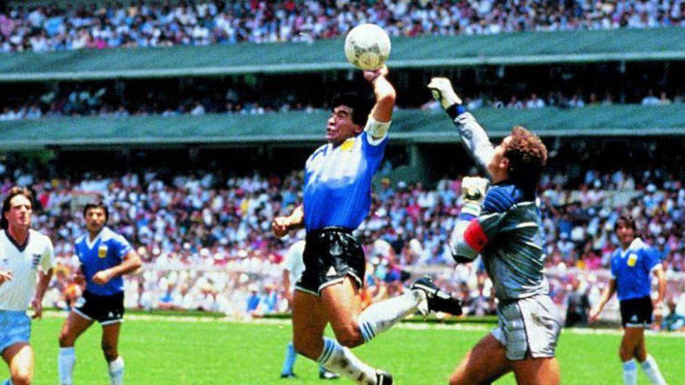 La pelota de aquel partido, fiel testigo de la "Mano de Dios" (Archivo).