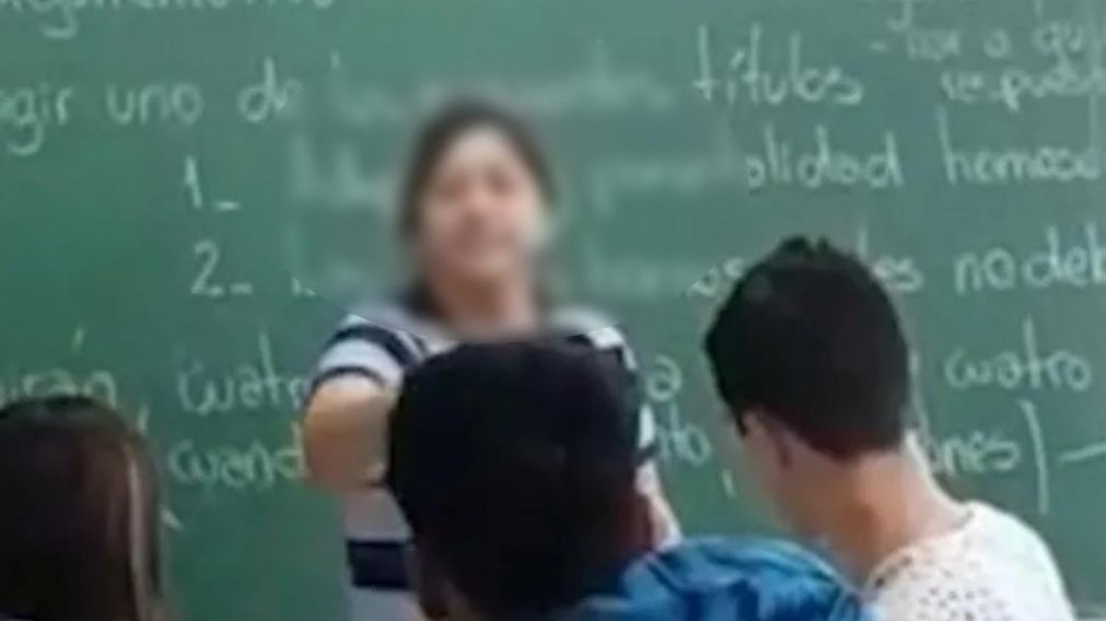 La mujer entró al aula de una escuela de General Roca, Río Negro, y atacó al presunto agresor de su hijo.