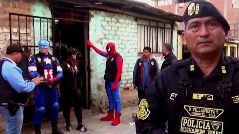 Polic�as disfrazados de superh�roes lograron desarticular a una banda de narcotraficantes (Imagen Twitter).