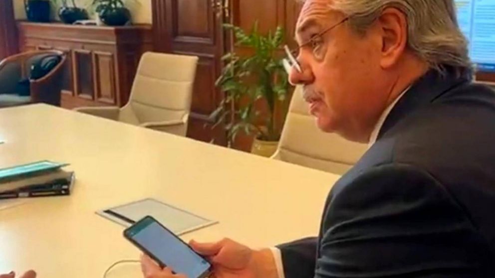Así, Alberto Fernández interactuó con "Tina", la asistente virtual del Estado Nacional.