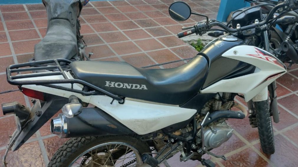 Esta es una de las motocicletas que fue secuestrada por los investigadores policiales.