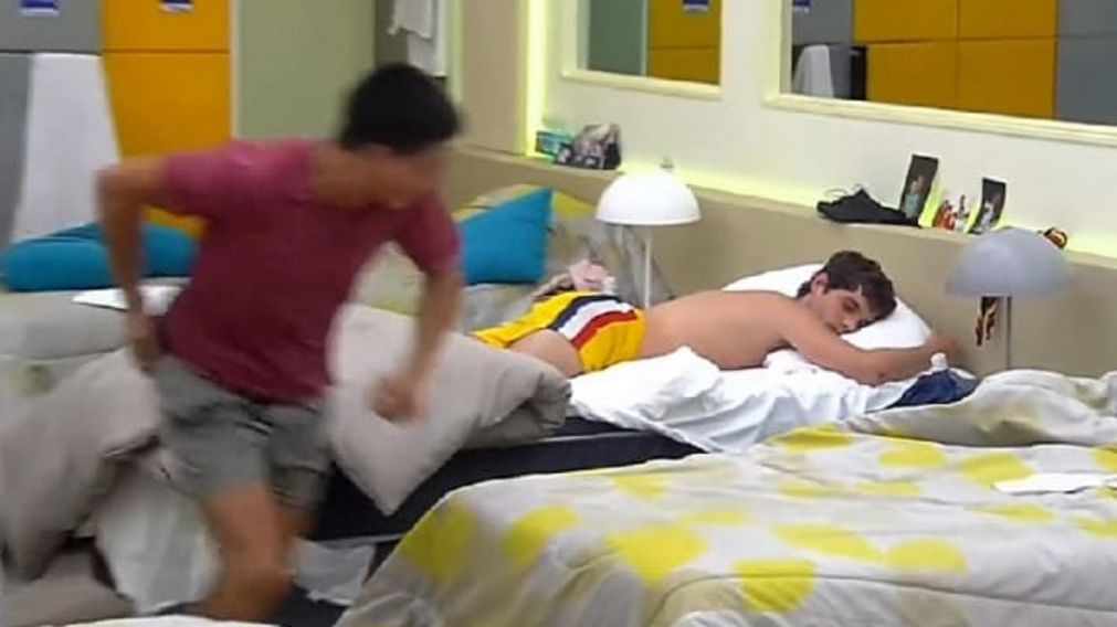 Thiago se acost� encima de Agust�n y lo acarici�.