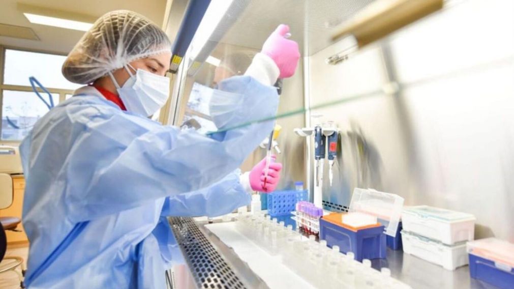 Los investigadores están en alerta por una posible nueva ola de contagios de Covid-19 en el mundo.