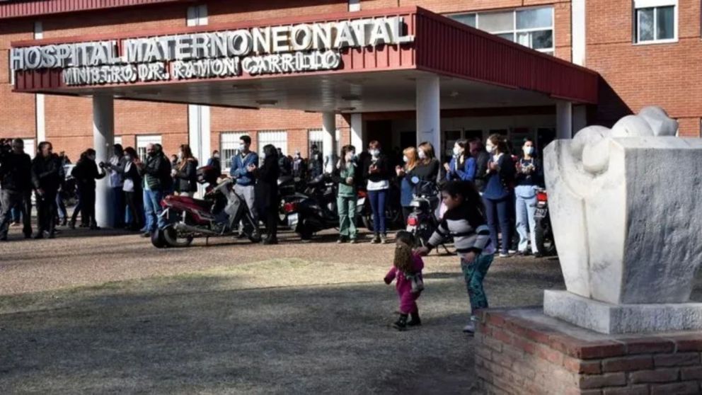 Las familias de los bebés reclamando Justicia frente al hospital.
