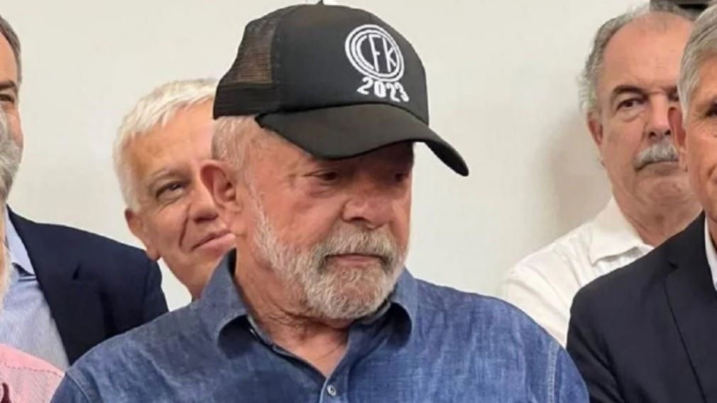 La gorra negra con la inscripción “CFK 2023” con la que se mostró Lula es la misma que Cristina se colocó el 25 de agosto, siete días antes del intento de magnicidio en la entrada de su domicilio en Recoleta.