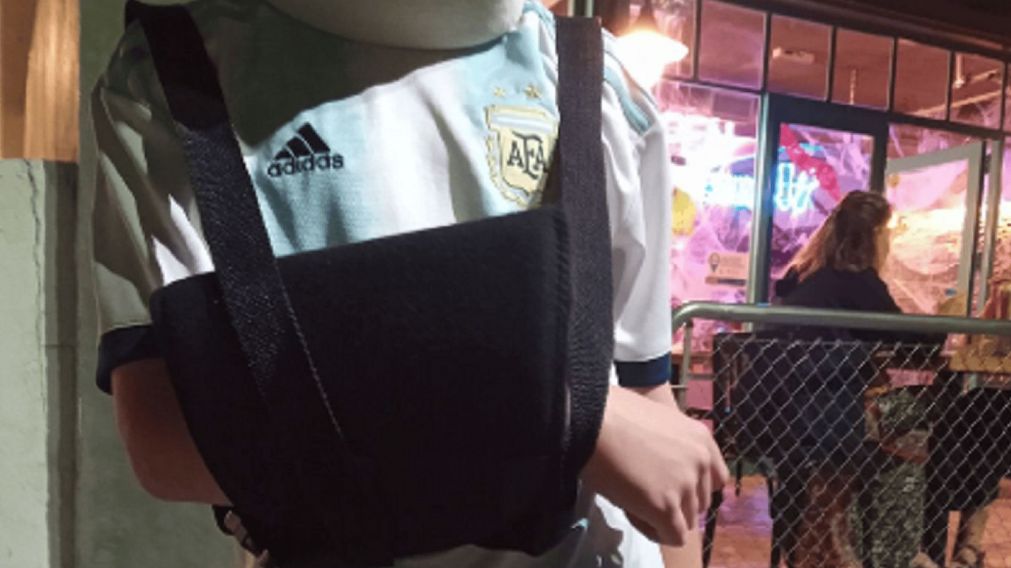 Un nene se disfrazó de Lionel Messi lesionado para Halloween y es viral (Twitter/@santizalez).
