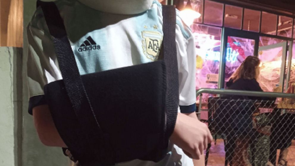 Un nene se disfrazó de Lionel Messi lesionado para Halloween y es viral (Twitter/@santizalez).