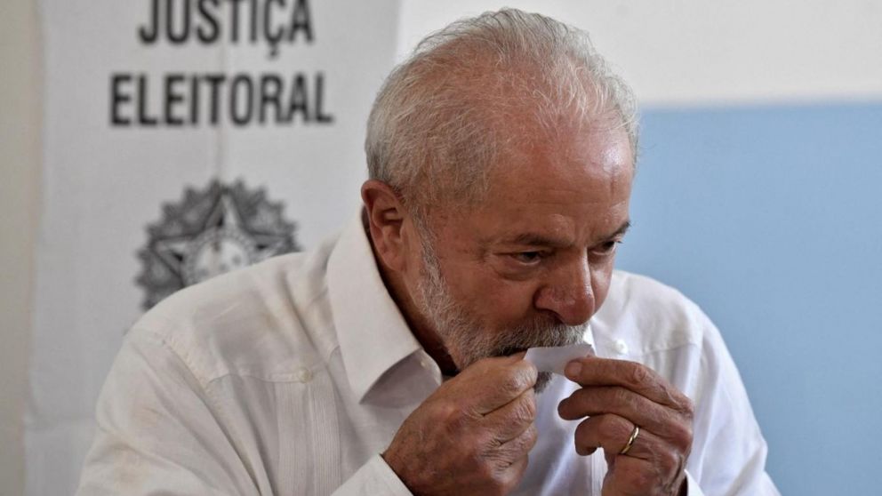 El expresidente Lula da Silva besa el voto tras sufragar en San Pablo (Télam).