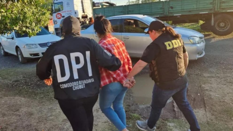 Así fue trasladada la presunta autora del crimen de Matías Alejandro Paillamán, de 29 años.