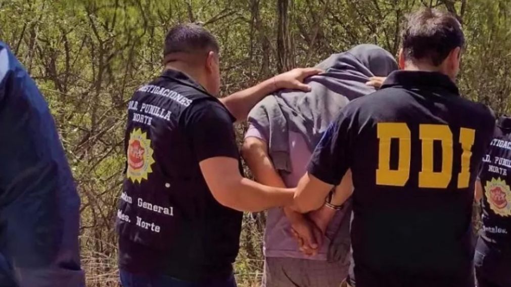 Así fue conducido el sospechoso, luego de ser arrestado por los investigadores policiales.