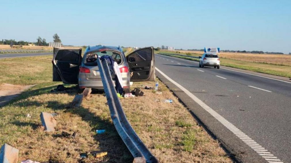 El vehículo impactó contra un guardarraíl y fue atravesado de punta a punta (Gentileza Doce TV).
