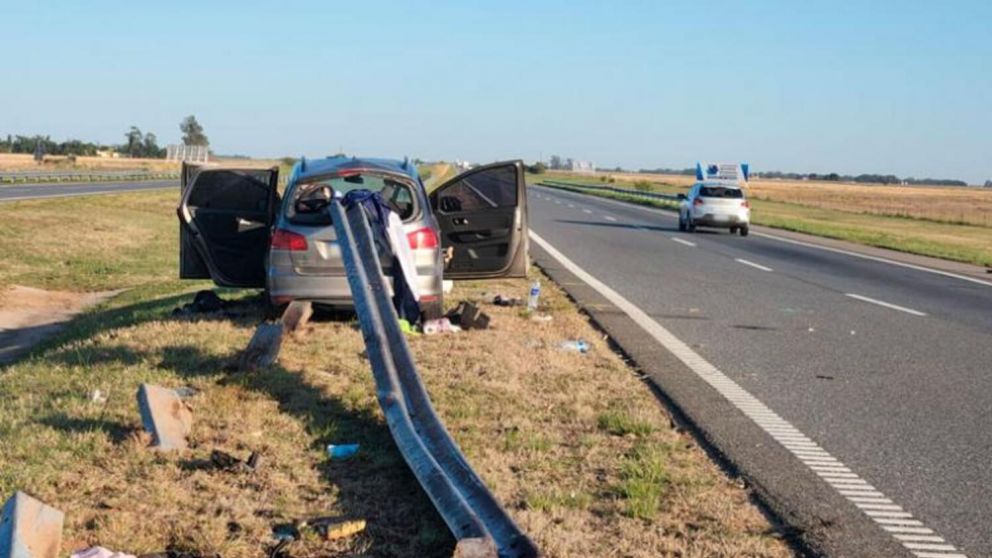 El vehículo impactó contra un guardarraíl y fue atravesado de punta a punta (Gentileza Doce TV).