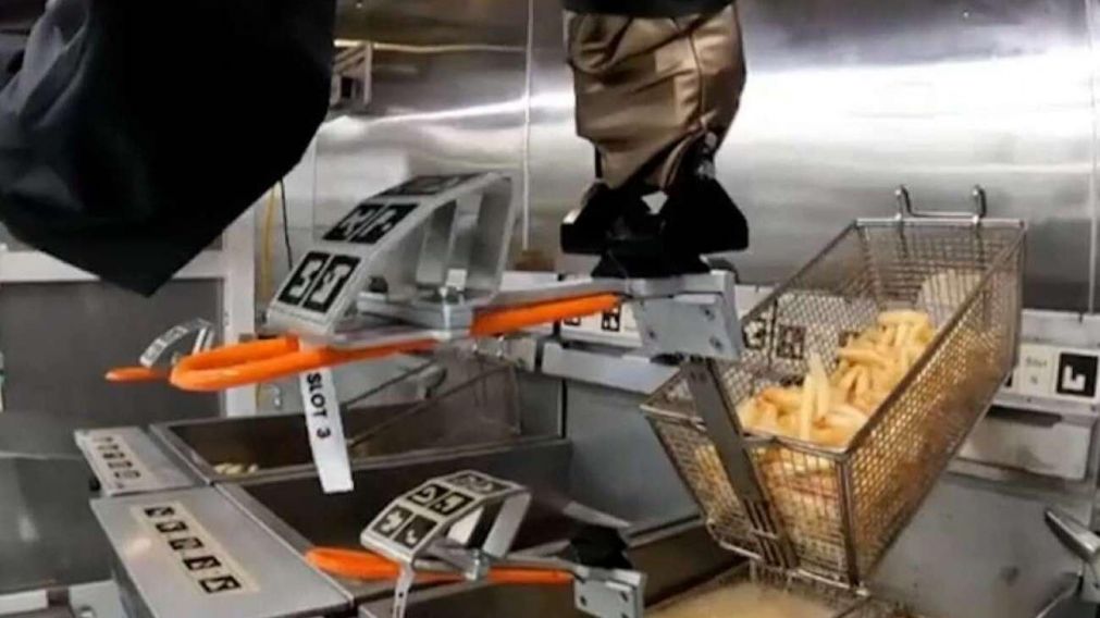 El robot ya trabaja en una cadena de comida rápida (Twitter).
