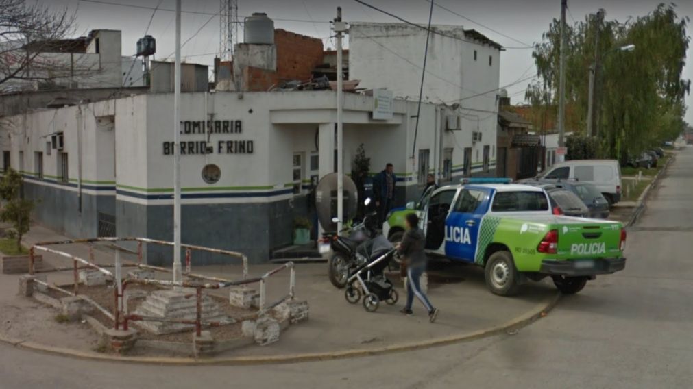 Los efectivos policiales de esta comisaría intentan localizar al responsable del episodio.