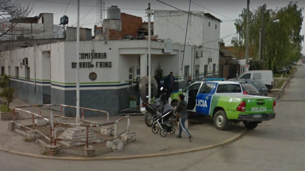 Los efectivos policiales de esta comisaría intentan localizar al responsable del episodio.