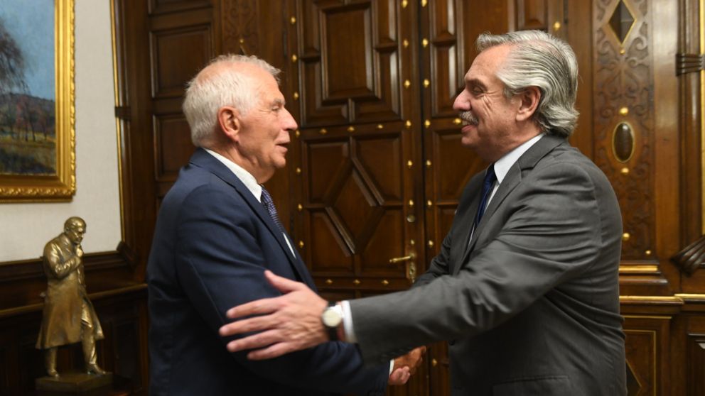 El presidente Fernández con Josep Borrell, en la previa a la cumbre de ministros.