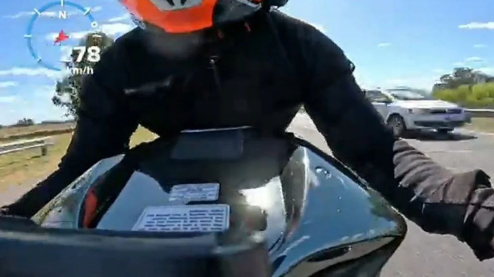 Un motociclista fue interceptado por unos delincuentes armados y logró escapar a más de 200 km/ h (Imagen captura vídeo).
