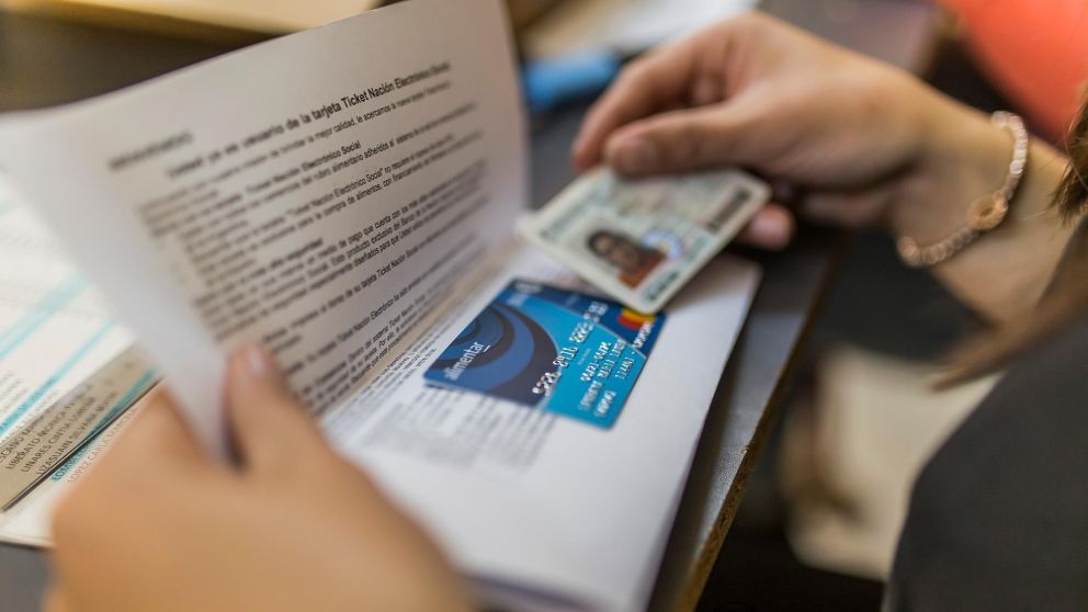 ANSES acredita la Tarjeta Alimentar con aumento para beneficiarias de la AUH y AUE (Imagen ilustrativa).