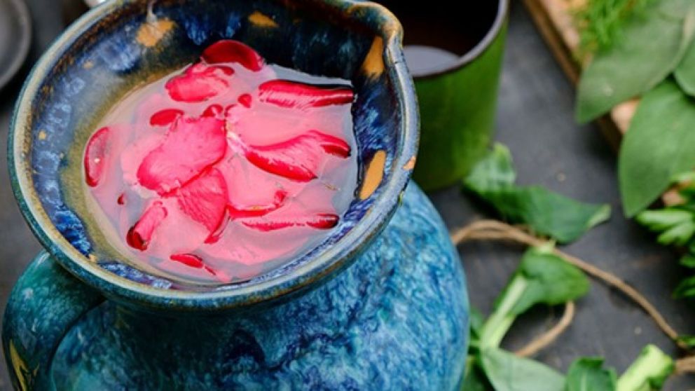 Agua de rosas: las bondades de un producto versátil y milenario