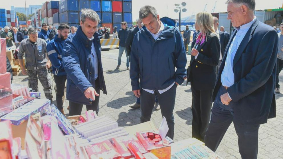 Megaoperativo de Aduana: abrió 14 contenedores con mercadería de contrabando en el puerto bonaerense.