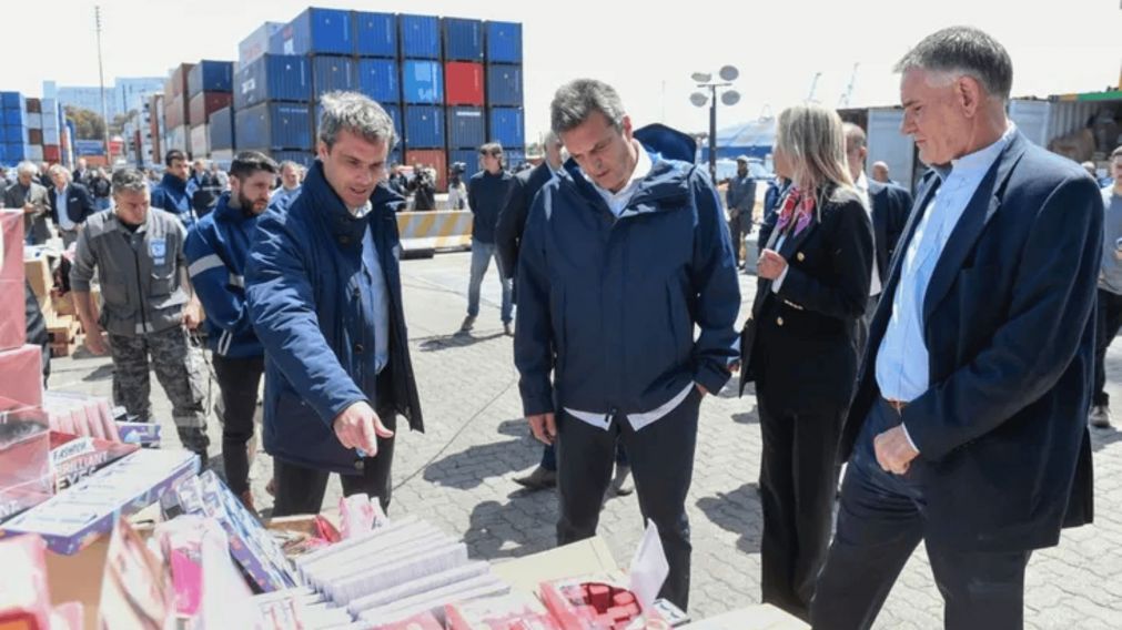 Sergio Massa anunció un millonario decomiso en 14 contenedores del puerto de Buenos Aires por contrabando.