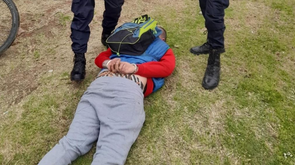 Así finalizó reducido el muchacho de 28 años, luego de ser interceptado en la vía pública por los investigadores.