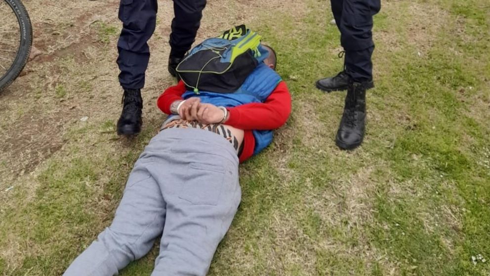 Así finalizó reducido el muchacho de 28 años, luego de ser interceptado en la vía pública por los investigadores.