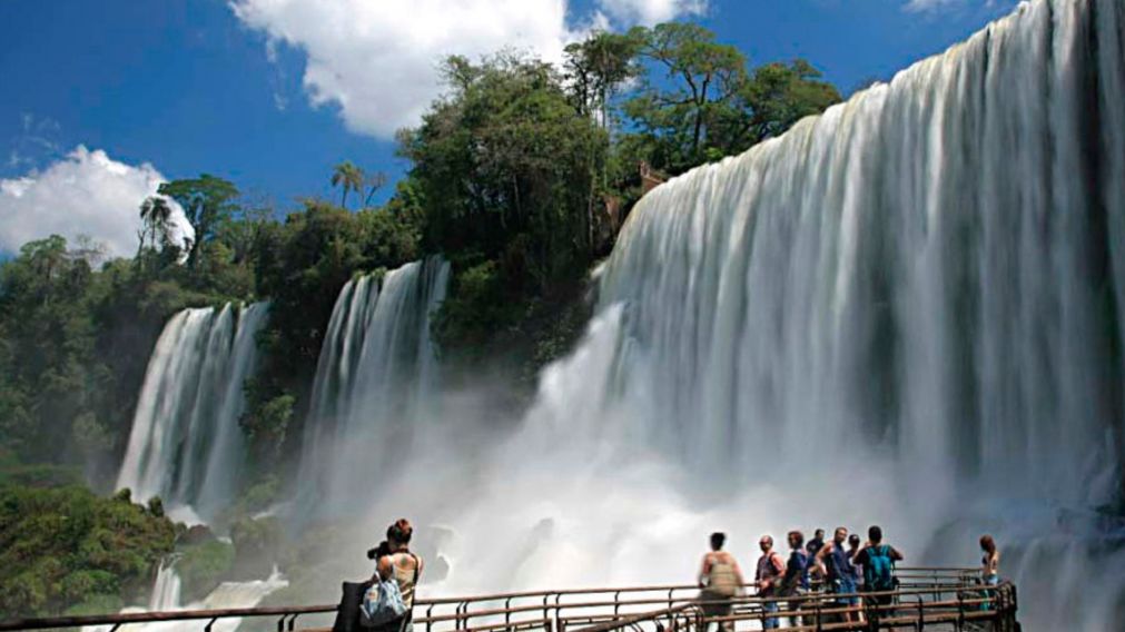El turista que cayó a las cataras fue encontrado este viernes.