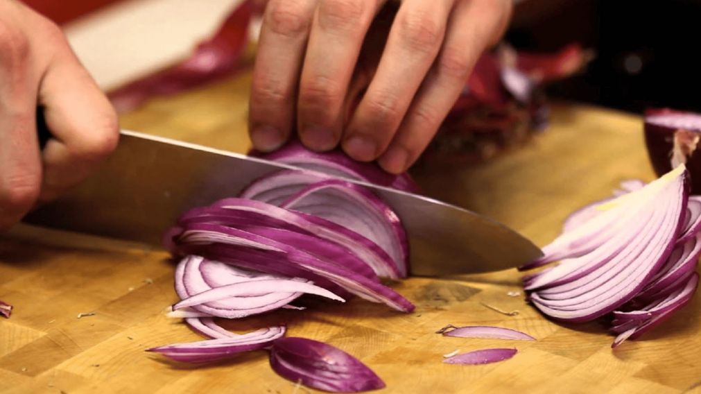 Un influencer de cocina mostró el truco para cortar cebolla sin llorar y es viral (TikTok/@mealswithmax).